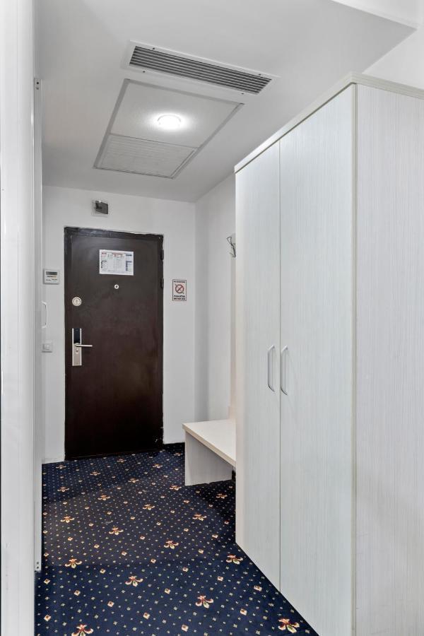 Hotel Charter Отопени Экстерьер фото