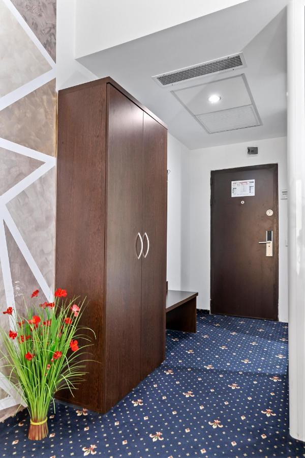 Hotel Charter Отопени Экстерьер фото