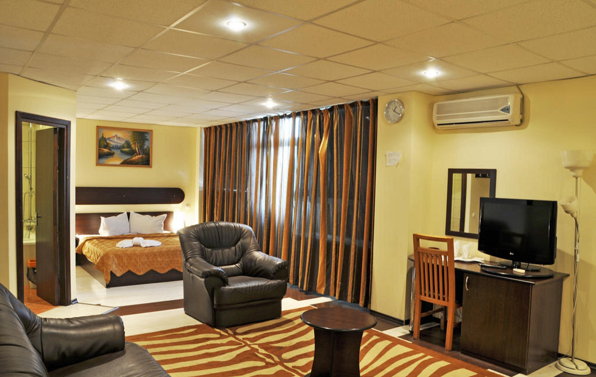 Hotel Charter Отопени Экстерьер фото